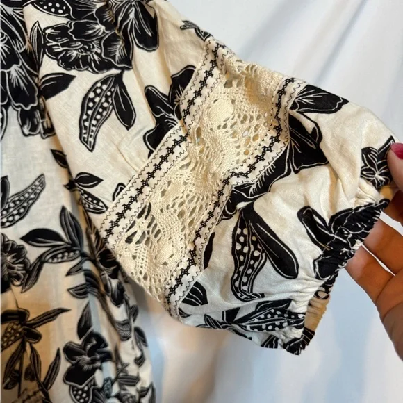 Christian Siriano Black & White Floral V-Neck Tunic with Lace Trim - Picture 5 of 6